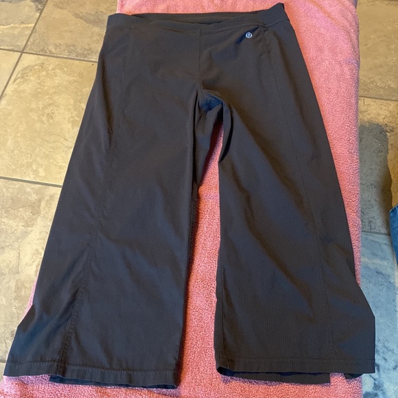 Vintage Lululemon Capris - Dark Grey With Tiny Stripe Size 8 - Picture 7 of 11